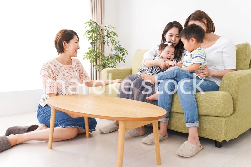 室内で楽しく遊ぶ子供とお母さん