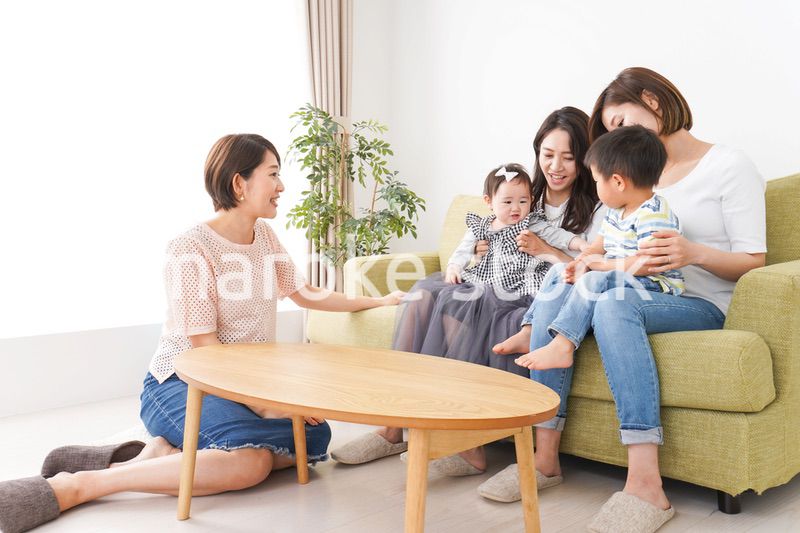 室内で楽しく遊ぶ子供とお母さん