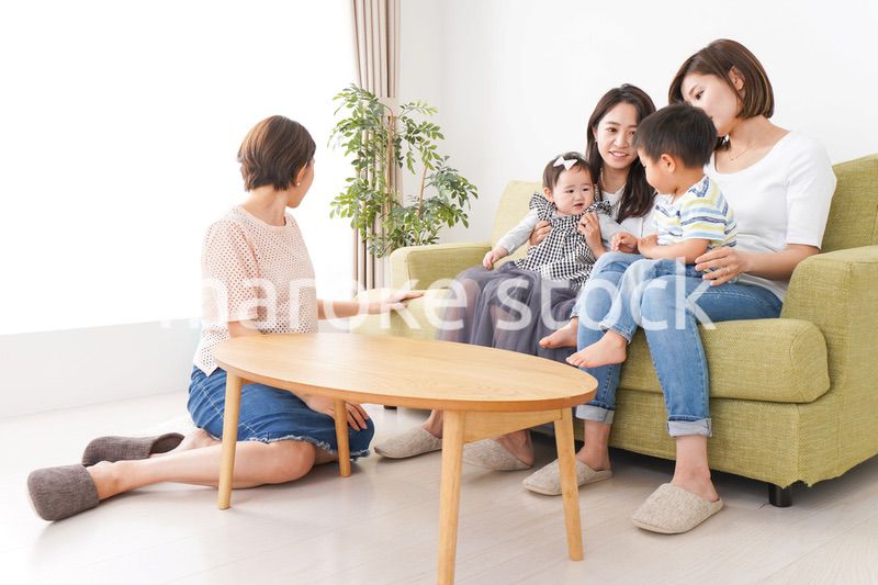 室内で楽しく遊ぶ子供とお母さん