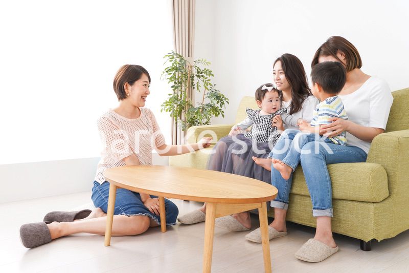 室内で楽しく遊ぶ子供とお母さん