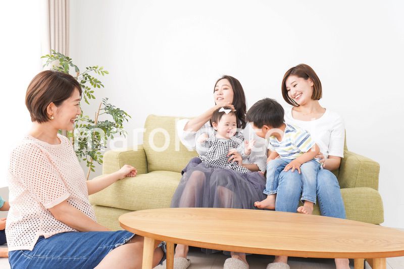 室内で楽しく遊ぶ子供とお母さん