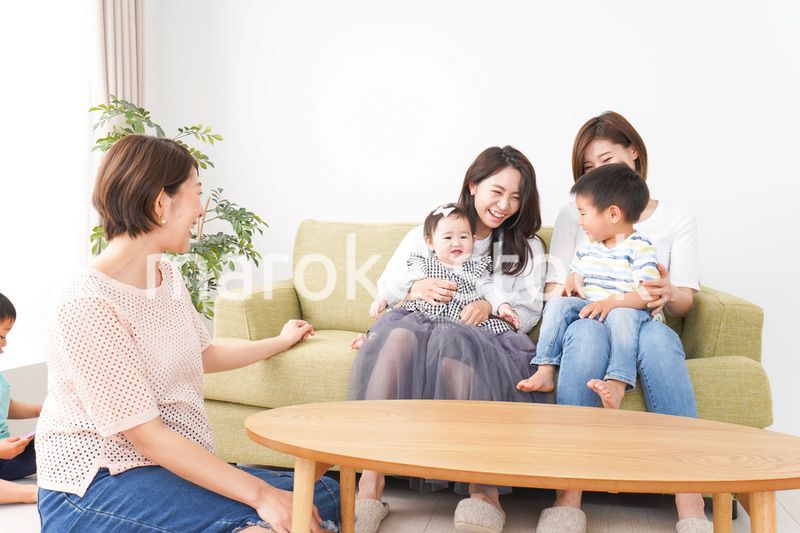 室内で楽しく遊ぶ子供とお母さん