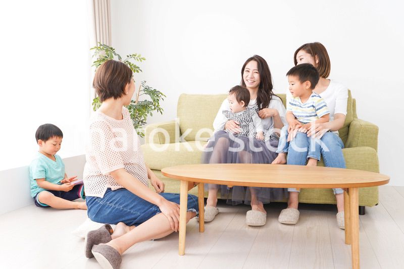 室内で楽しく遊ぶ子供とお母さん