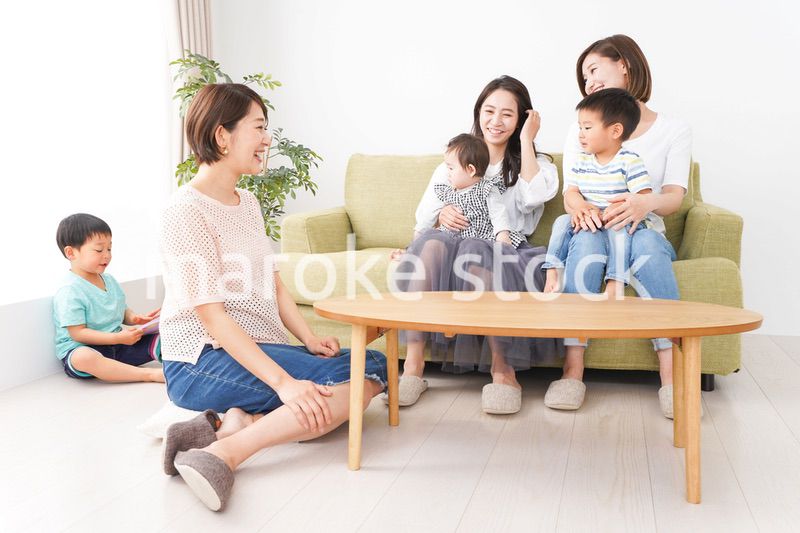 室内で楽しく遊ぶ子供とお母さん