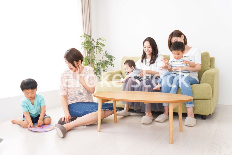 室内で楽しく遊ぶ子供とお母さん