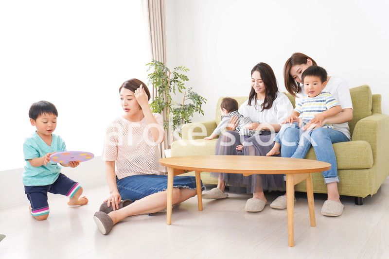 室内で楽しく遊ぶ子供とお母さん