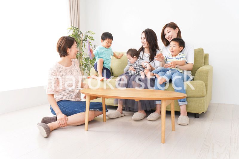 室内で楽しく遊ぶ子供とお母さん