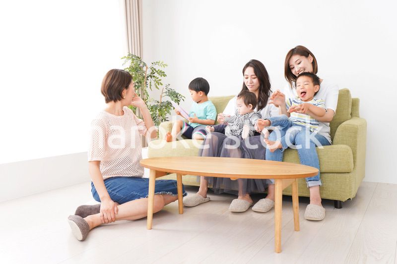 室内で楽しく遊ぶ子供とお母さん