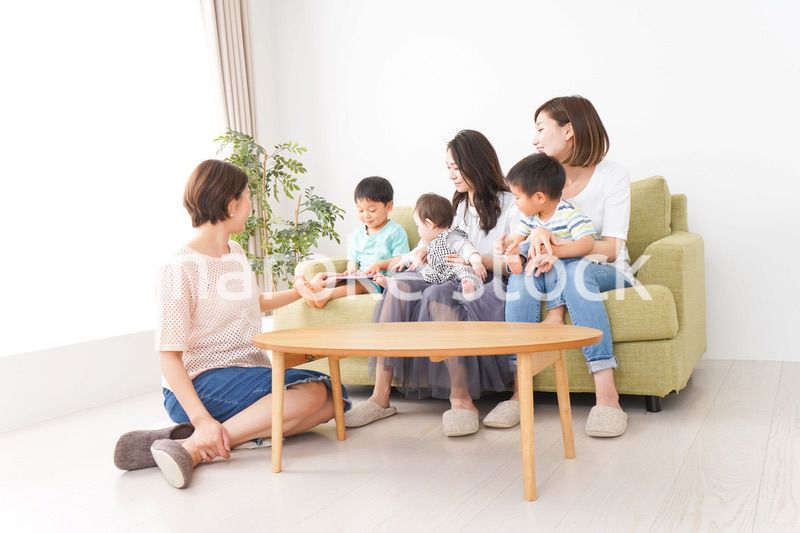 室内で楽しく遊ぶ子供とお母さん