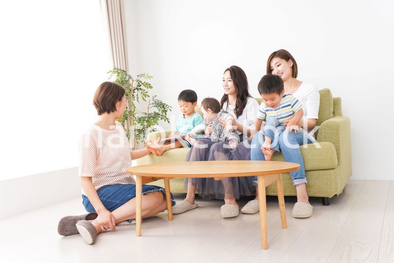 室内で楽しく遊ぶ子供とお母さん