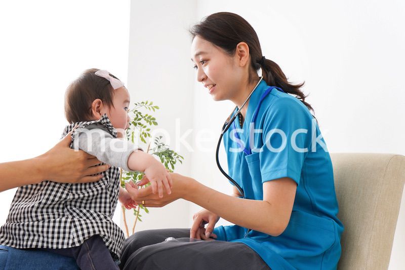 赤ちゃんの診察をする若いドクター