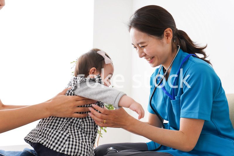 赤ちゃんの診察をする若いドクター