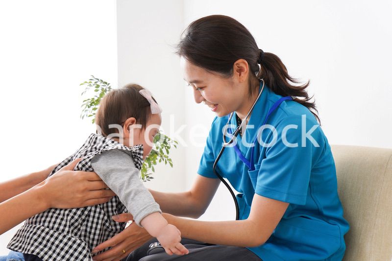 赤ちゃんの診察をする若いドクター