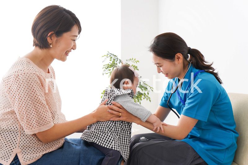 赤ちゃんの診察をする若いドクター