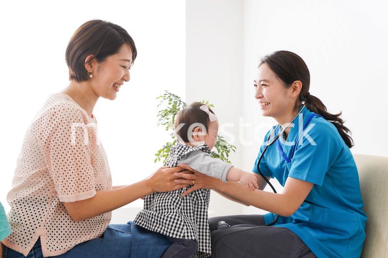 赤ちゃんの診察をする若いドクター