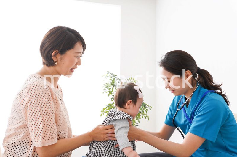 赤ちゃんの診察をする若いドクター