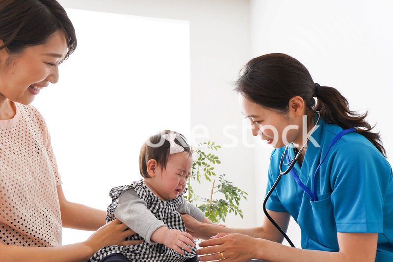 赤ちゃんの診察をする若いドクター