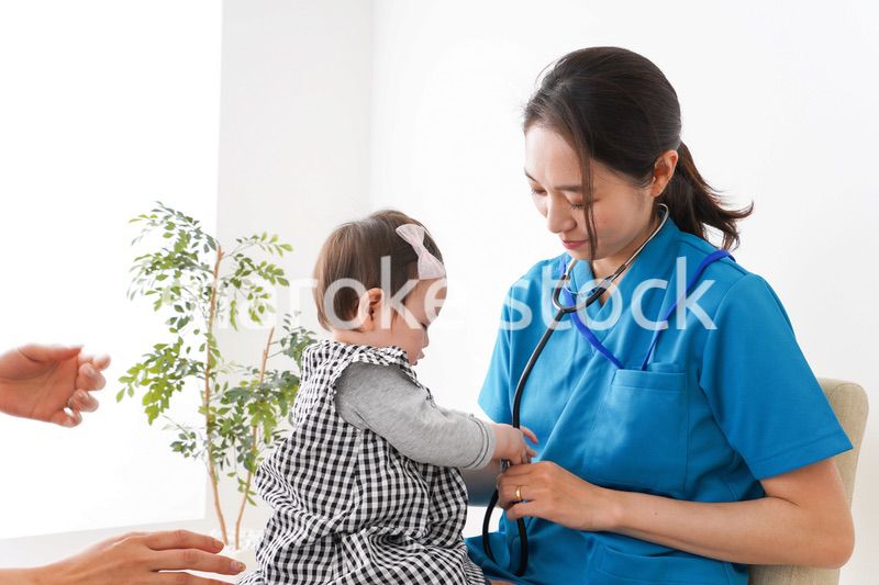 赤ちゃんの診察をする若いドクター