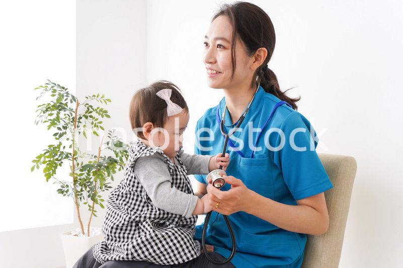 赤ちゃんの診察をする若いドクター