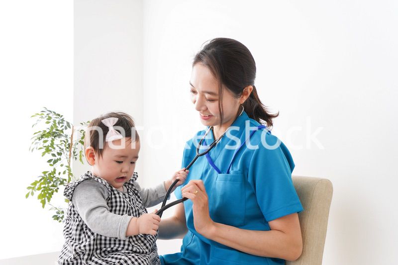 赤ちゃんの診察をする若いドクター