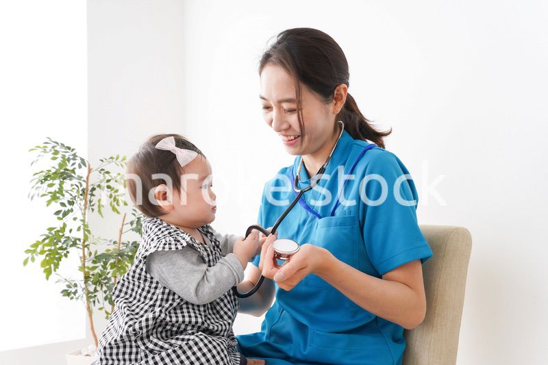 赤ちゃんの診察をする若いドクター