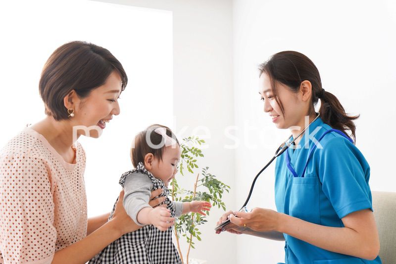 赤ちゃんの診察をする若いドクター