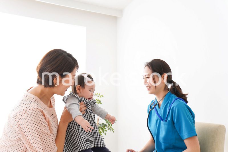 赤ちゃんの診察をする若いドクター