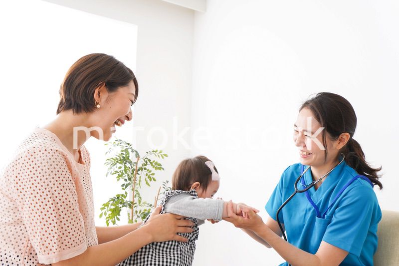 赤ちゃんの診察をする若いドクター