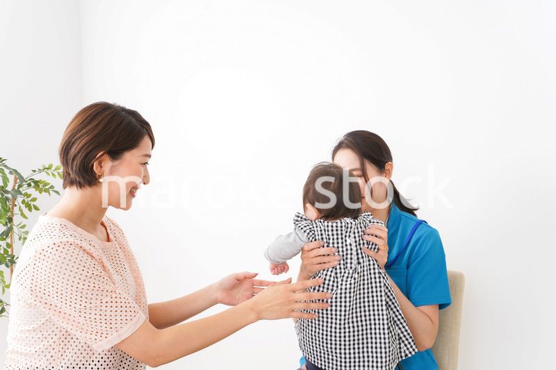 赤ちゃんの診察をする若いドクター