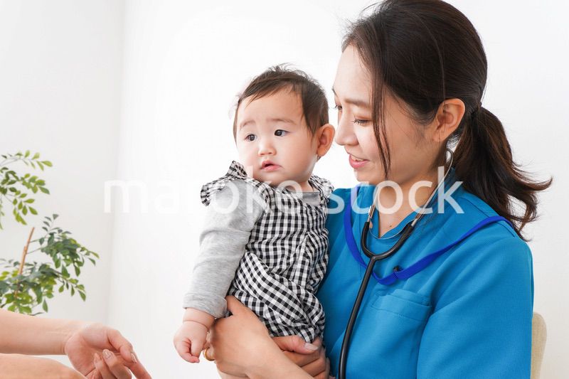 赤ちゃんの診察をする若いドクター