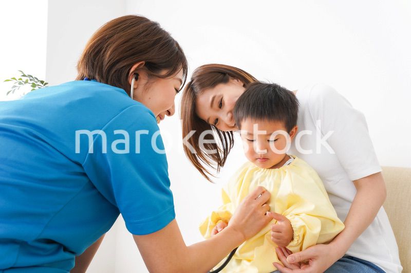 子供の診察をする小児科クリニック