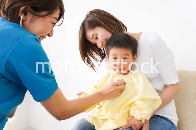子供の診察をする小児科クリニック