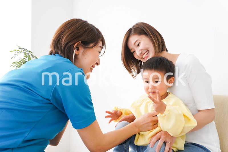 子供の診察をする小児科クリニック