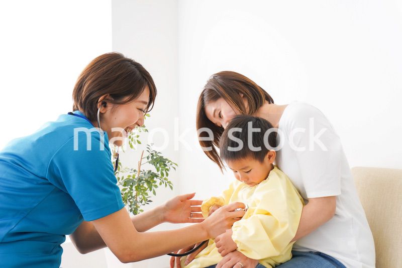 子供の診察をする小児科クリニック