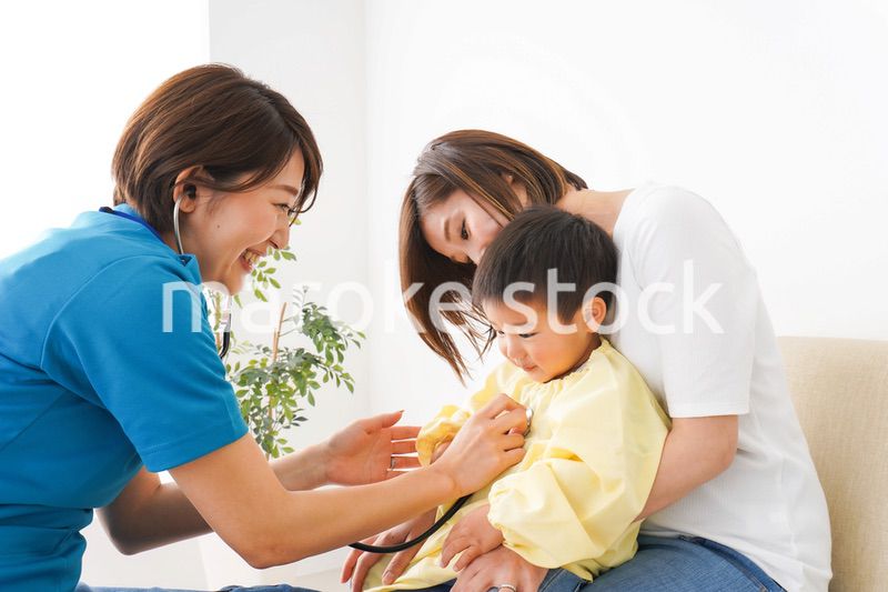 子供の診察をする小児科クリニック