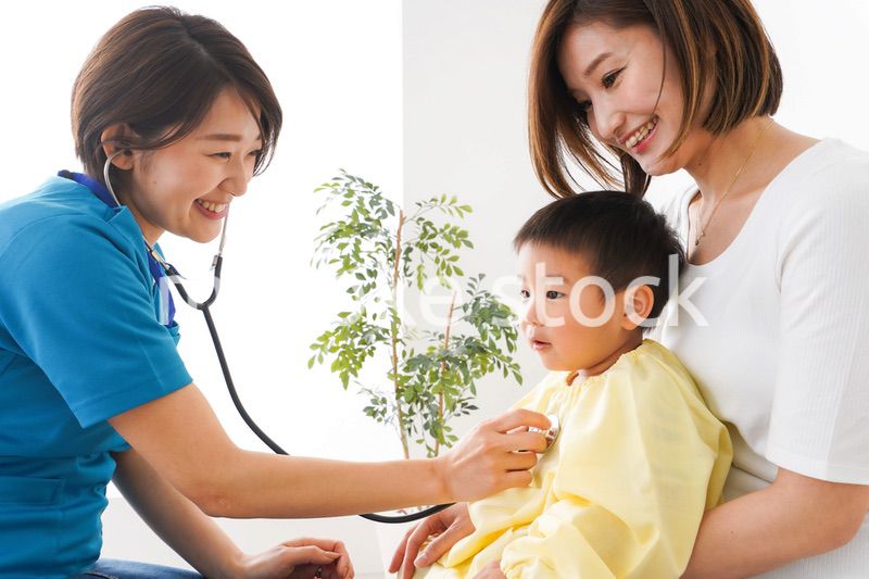 子供の診察をする小児科クリニック