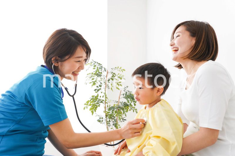 子供の診察をする小児科クリニック