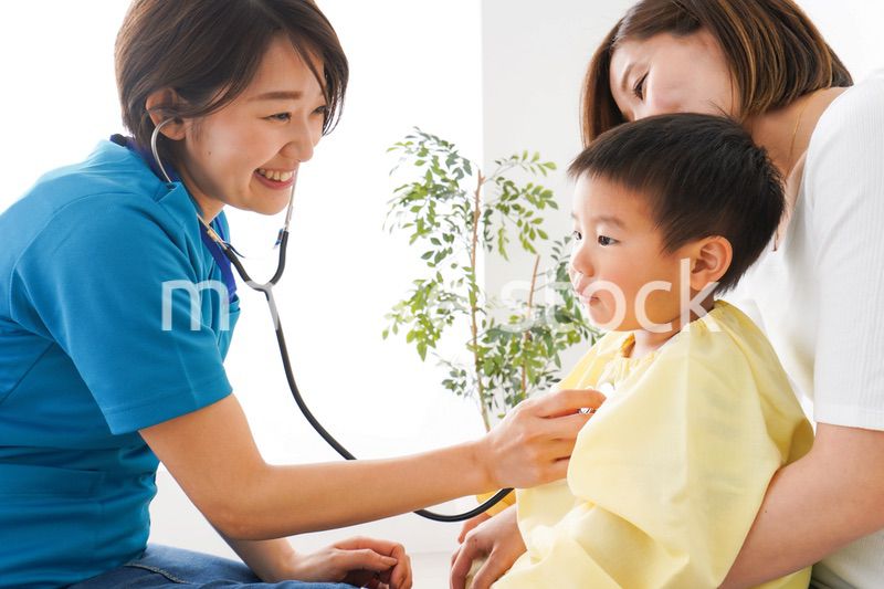 子供の診察をする小児科クリニック