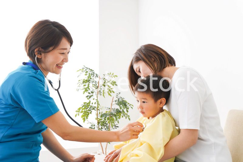 子供の診察をする小児科クリニック