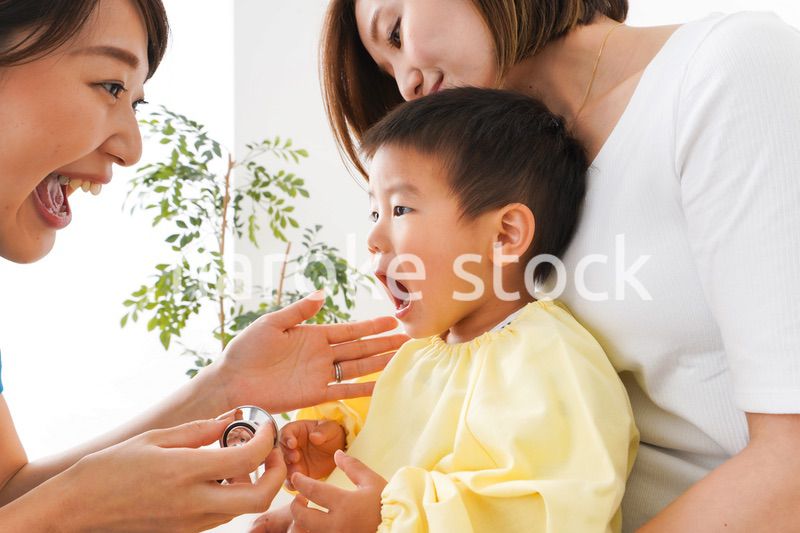 子供の診察をする小児科クリニック