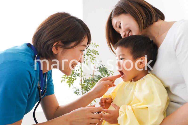 子供の診察をする小児科クリニック