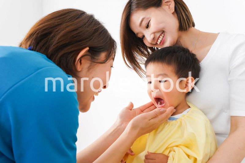 子供の診察をする小児科クリニック