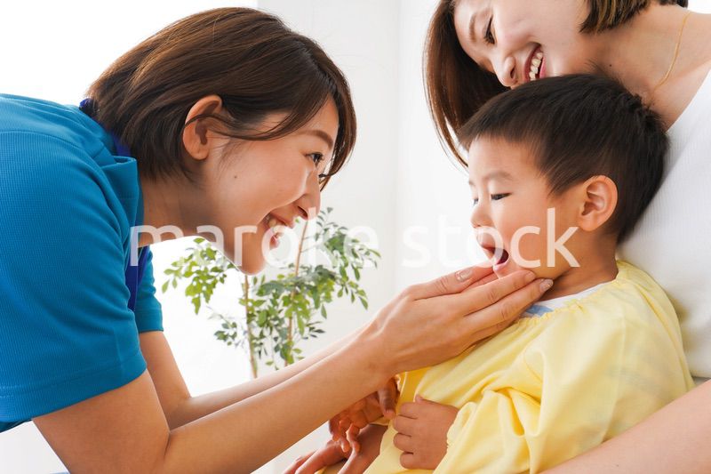 子供の診察をする小児科クリニック