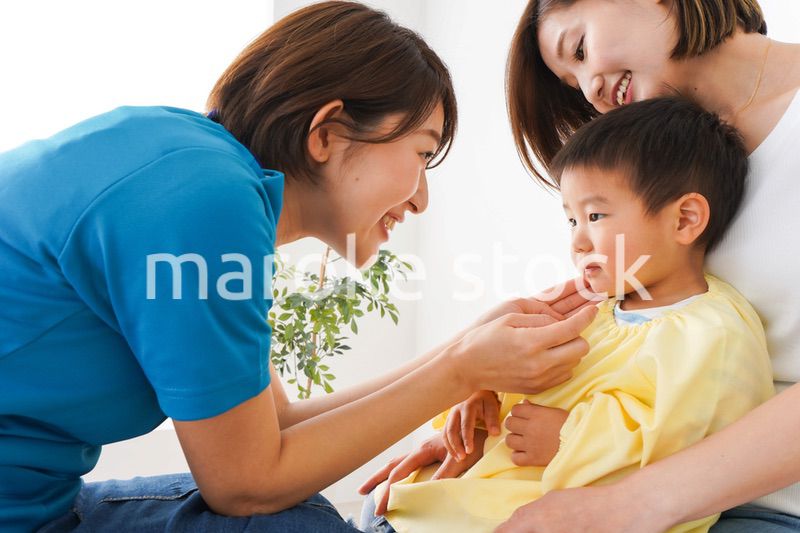 子供の診察をする小児科クリニック