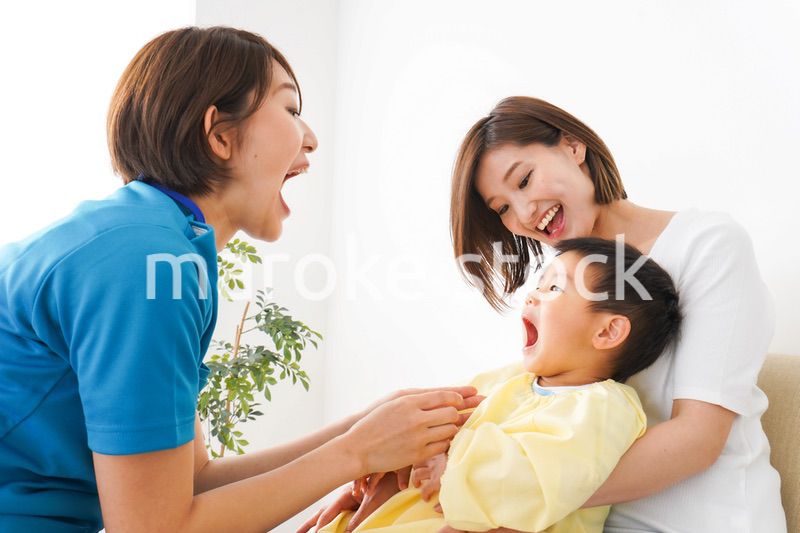 子供の診察をする小児科クリニック