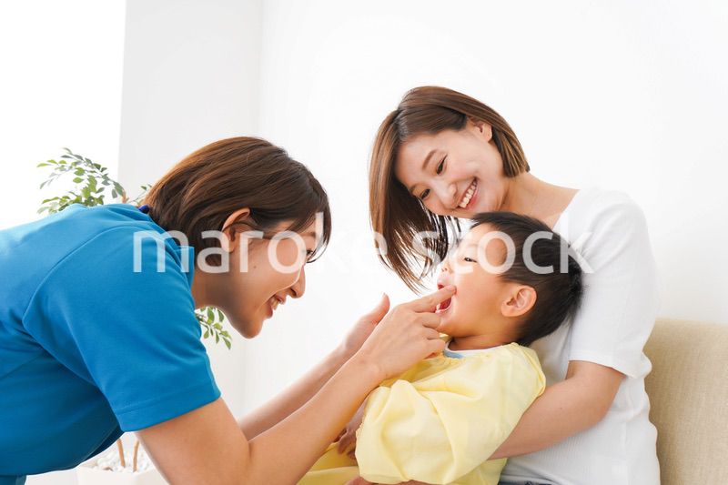 子供の診察をする小児科クリニック