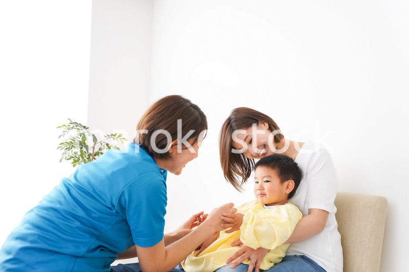子供の診察をする小児科クリニック