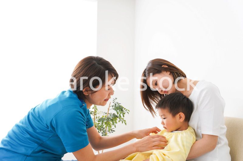 子供の診察をする小児科クリニック