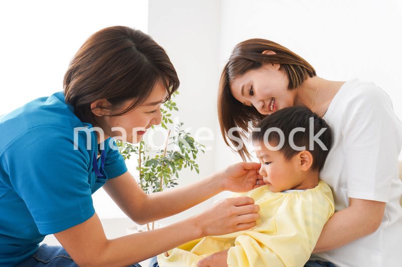 子供の診察をする小児科クリニック