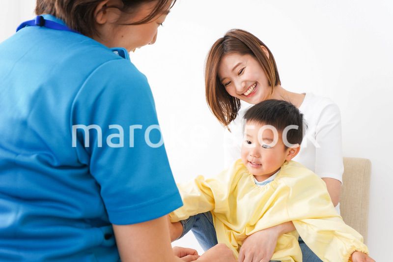 子供の診察をする小児科クリニック